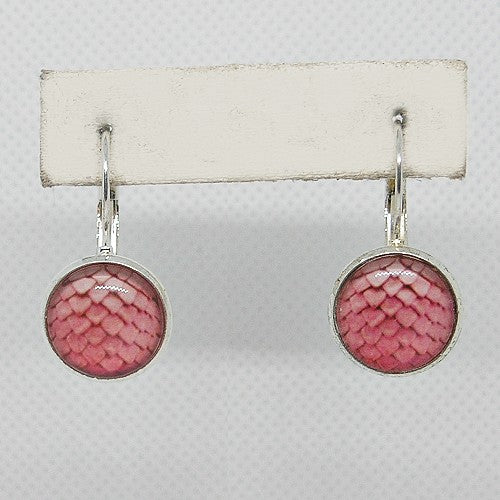Pair of earrings with pink scale pattern on a white background